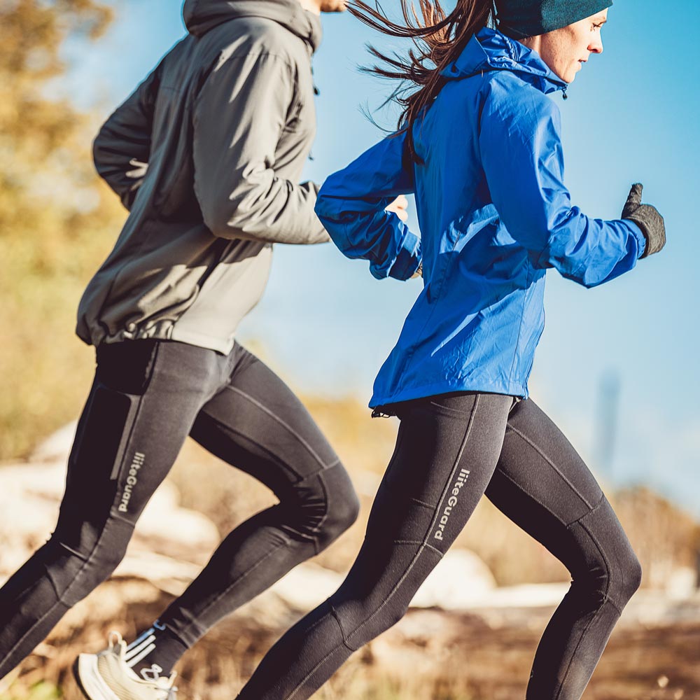 Mand og kvinde løber i GLU-TECH HOT på en kold vintermorgen